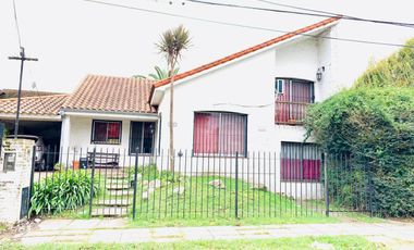 Casa en venta amplio lote - Castelar Norte