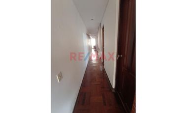 Acogedor Y Amplio Departamento En Urb. Santa Edelmira (3Er Piso)