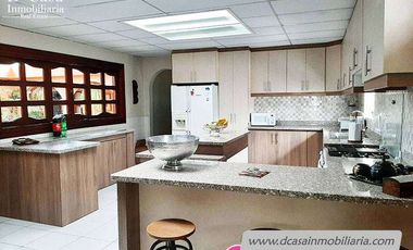 Casa de Venta Amoblada - Machángara, 9 habitaciones,15 garajes