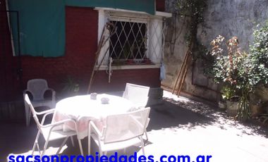 V579 Villa Sarmiento casa 5 amb. con galeria y patio.