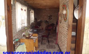 V579 Villa Sarmiento casa 5 amb. con galeria y patio.