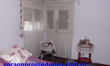 V579 Villa Sarmiento casa 5 amb. con galeria y patio.