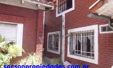 V579 Villa Sarmiento casa 5 amb. con galeria y patio.
