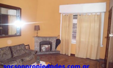 V579 Villa Sarmiento casa 5 amb. con galeria y patio.
