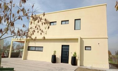 CASA EN VENTA Y ALQUILER  EN PUERTOS DE ESCOBAR  - FINANCIA - MAROTO PROPIEDADES-
