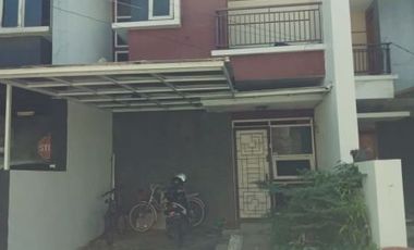Rumah 2 lantai disewakan di area Antapani