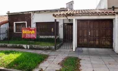 Casa de 3 ambientes con cochera en  venta Martínez