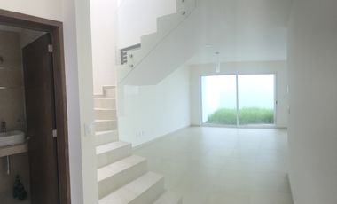 Vendo casa en Juriquilla Condesa con recámara en PB $4,400,000