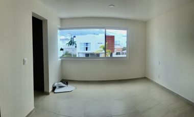 Vendo casa en Juriquilla Condesa con recámara en PB $4,400,000