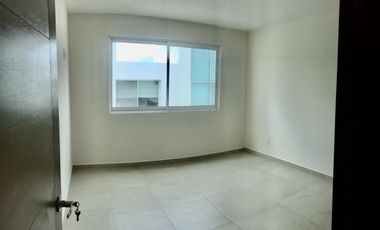 Vendo casa en Juriquilla Condesa con recámara en PB $4,400,000
