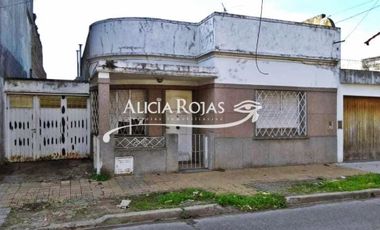 EXCELENTE CASA DE LOTE 10X25 3 AMB-GGE 3 AUTOS-CONSTANIA 1100-CIUDADELA