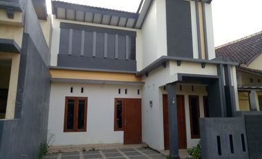 Rumah Nyaman dan Asri Plafon Tinggi dekat Lapangan Seyegan