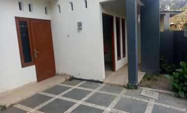 Rumah Nyaman dan Asri Plafon Tinggi dekat Lapangan Seyegan