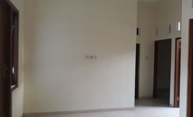 Rumah Nyaman dan Asri Plafon Tinggi dekat Lapangan Seyegan