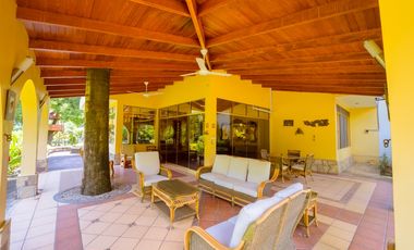 HERMOSA CASA CON JARDINES Y PISCINA