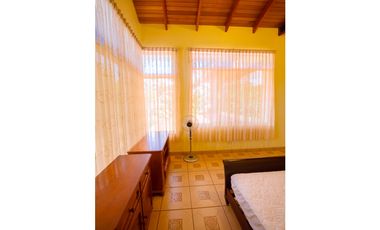 HERMOSA CASA CON JARDINES Y PISCINA