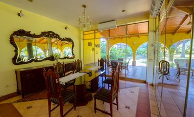HERMOSA CASA CON JARDINES Y PISCINA