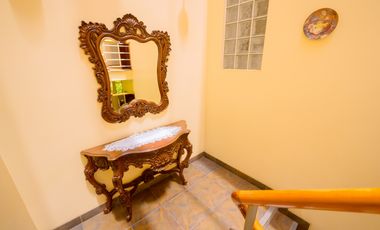 HERMOSA CASA CON JARDINES Y PISCINA