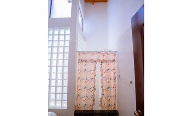 HERMOSA CASA CON JARDINES Y PISCINA