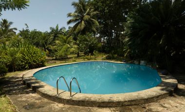 HERMOSA CASA CON JARDINES Y PISCINA