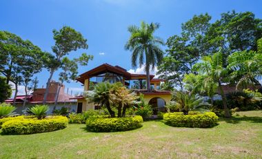 HERMOSA CASA CON JARDINES Y PISCINA
