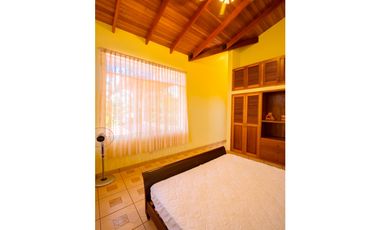 HERMOSA CASA CON JARDINES Y PISCINA