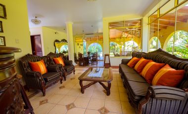 HERMOSA CASA CON JARDINES Y PISCINA