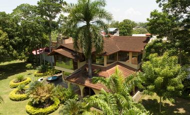 HERMOSA CASA CON JARDINES Y PISCINA