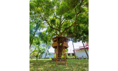 HERMOSA CASA CON JARDINES Y PISCINA