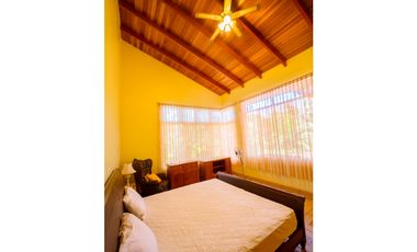 HERMOSA CASA CON JARDINES Y PISCINA