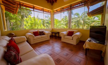 HERMOSA CASA CON JARDINES Y PISCINA