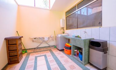 HERMOSA CASA CON JARDINES Y PISCINA