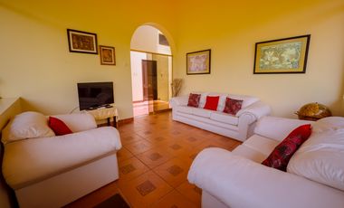 HERMOSA CASA CON JARDINES Y PISCINA