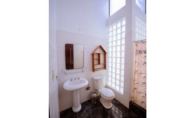 HERMOSA CASA CON JARDINES Y PISCINA