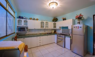 HERMOSA CASA CON JARDINES Y PISCINA