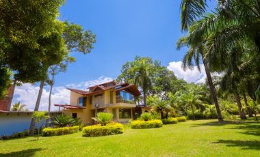 HERMOSA CASA CON JARDINES Y PISCINA