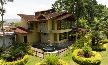 HERMOSA CASA CON JARDINES Y PISCINA
