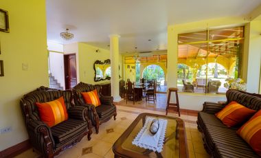 HERMOSA CASA CON JARDINES Y PISCINA