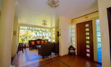 HERMOSA CASA CON JARDINES Y PISCINA