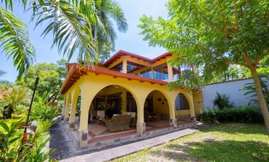 HERMOSA CASA CON JARDINES Y PISCINA