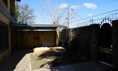 EXCELENTE PROPIEDAD DE SEIS AMBIENTES CON JARDÍN ENTRADA DE AUTO Y FONDO LIBRE