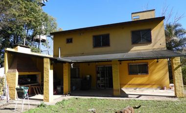 EXCELENTE PROPIEDAD DE SEIS AMBIENTES CON JARDÍN ENTRADA DE AUTO Y FONDO LIBRE