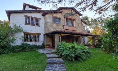 VENTA CASA EN ACASUSSO, SAN ISIDRO SOBRE TERRENO DE 1300M2 A METROS DE LIBERTADOR