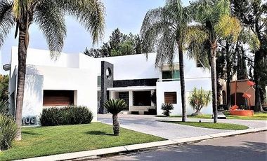 Casa en Venta  en El Campanario club de golf.