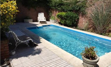 Chalet con pileta y quincho. Barrio San Carlos