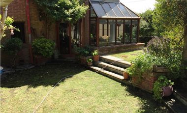 Chalet con pileta y quincho. Barrio San Carlos