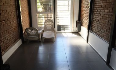 Chalet con pileta y quincho. Barrio San Carlos