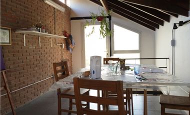 Chalet con pileta y quincho. Barrio San Carlos