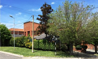 Chalet con pileta y quincho. Barrio San Carlos