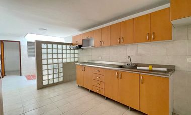 casa en arriendo en la riviera. Cod A4922